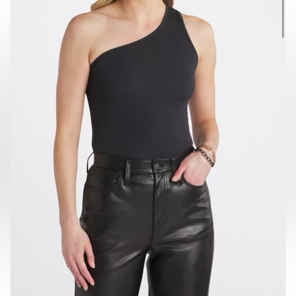 41 Hawthorn Tops - 41 Hawthorn Kimberly on shoulder fitted tank